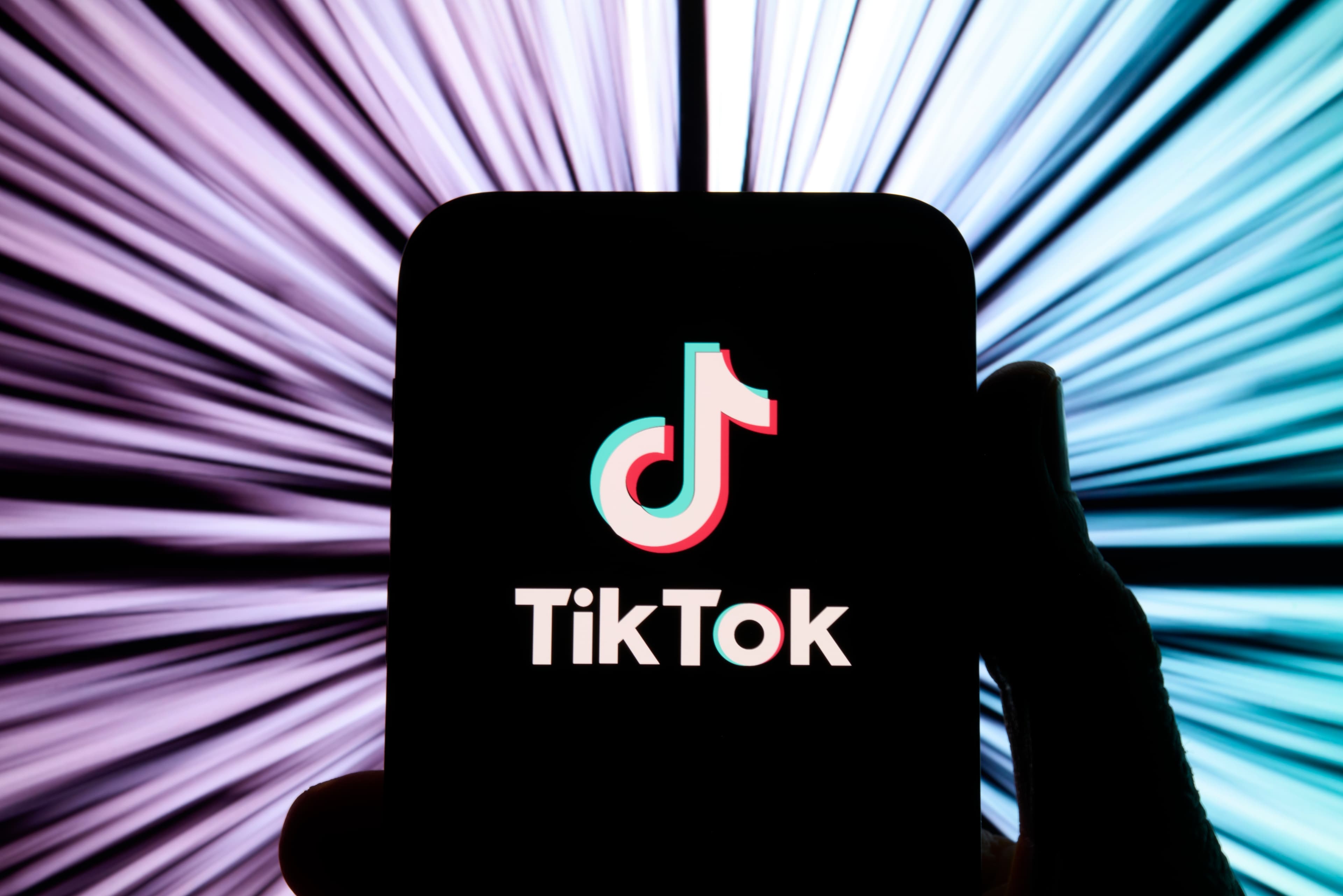 TikTok-ის ლოგო და აპლიკაციის ინტერფეისის ვიზუალი