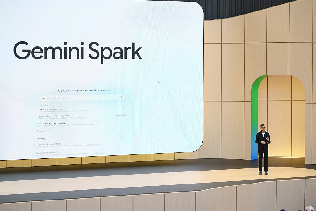 Google Gemini-ს ლოგო და AI ასისტენტის ინტერფეისის ილუსტრაცია