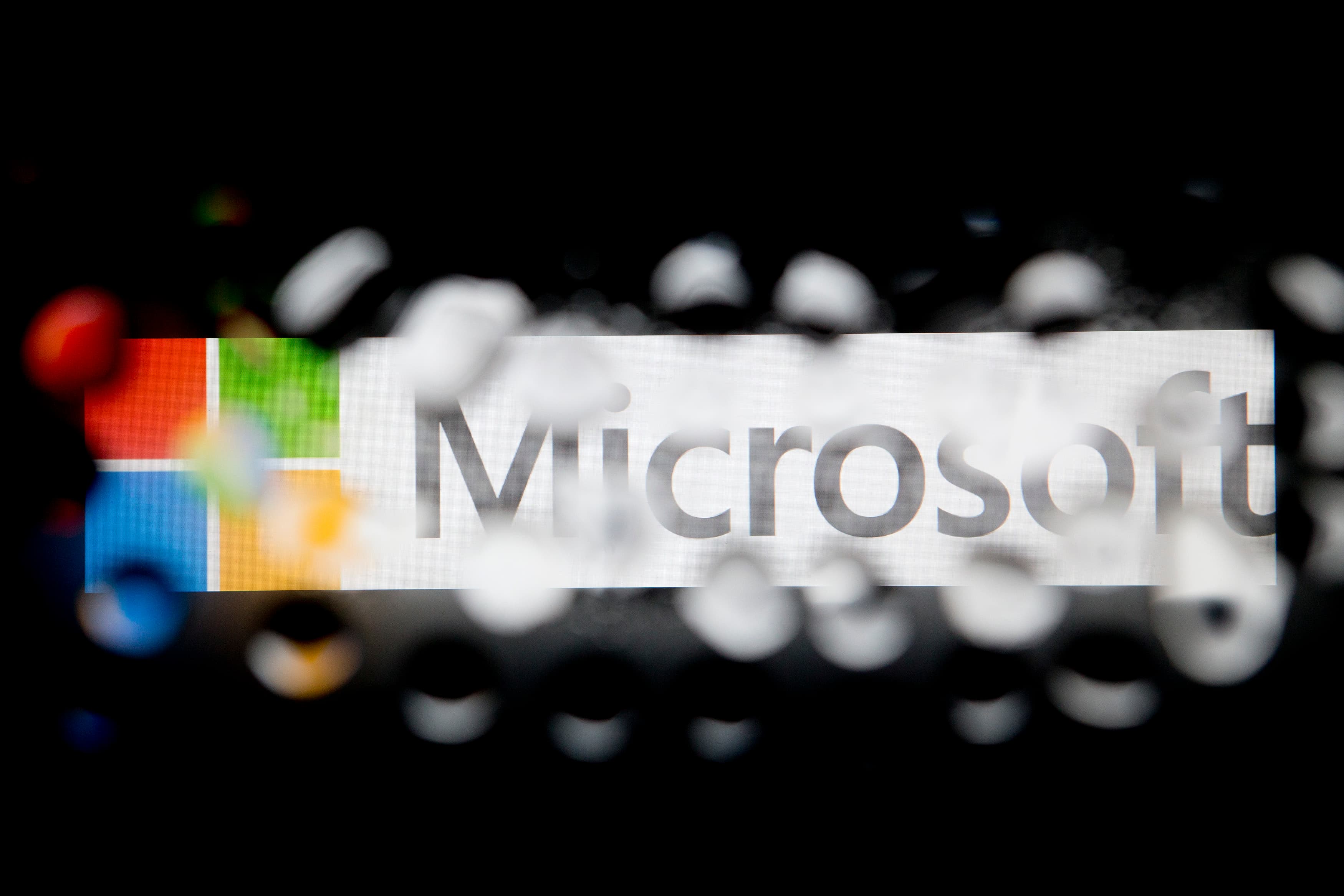 Microsoft-ის ლოგო და კიბერუსაფრთხოების სიმბოლოები