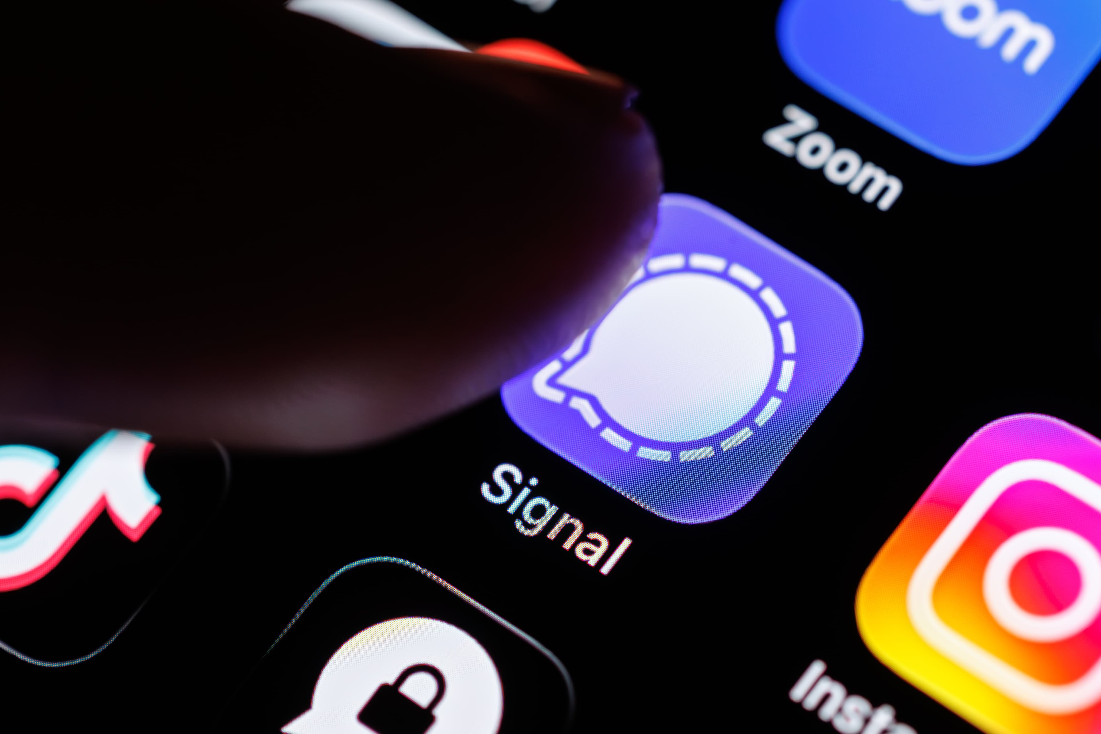Signal-ის აპლიკაციის ლოგო სმარტფონის ეკრანზე