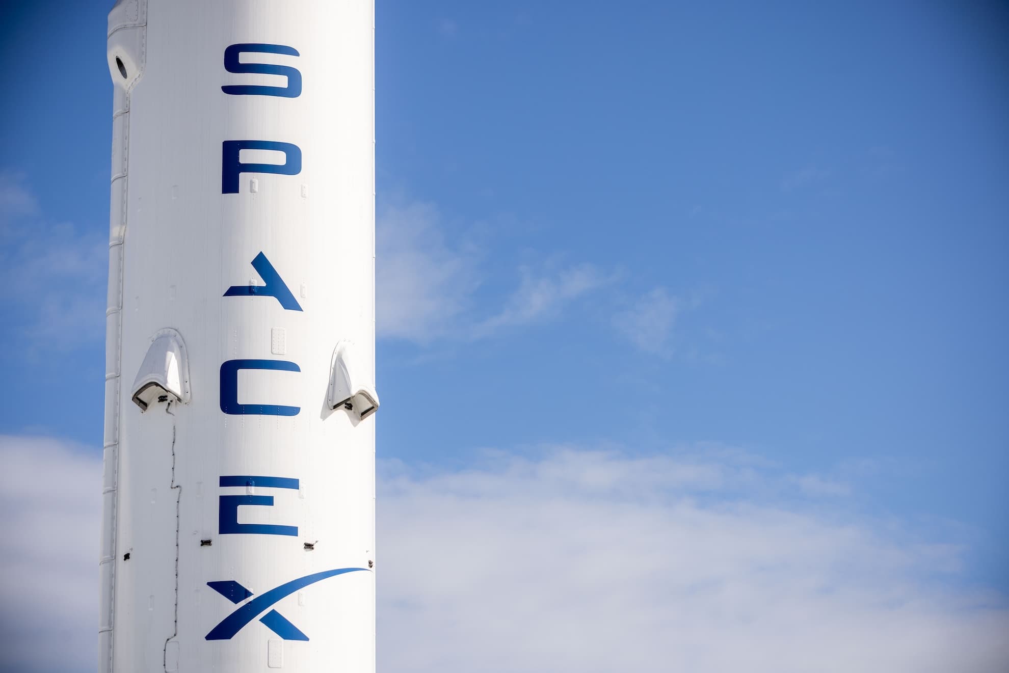 ილონ მასკი და SpaceX-ის ლოგო საფონდო ბირჟის ფონზე