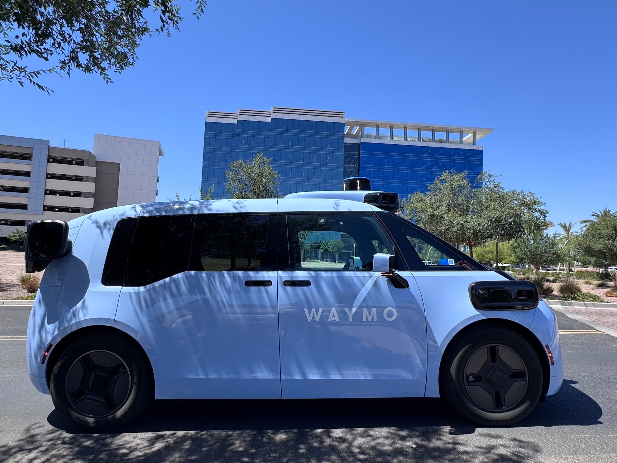 Waymo-ს ახალი ლურჯი ფერის რობოტაქსი Ojai ქალაქის ქუჩებში