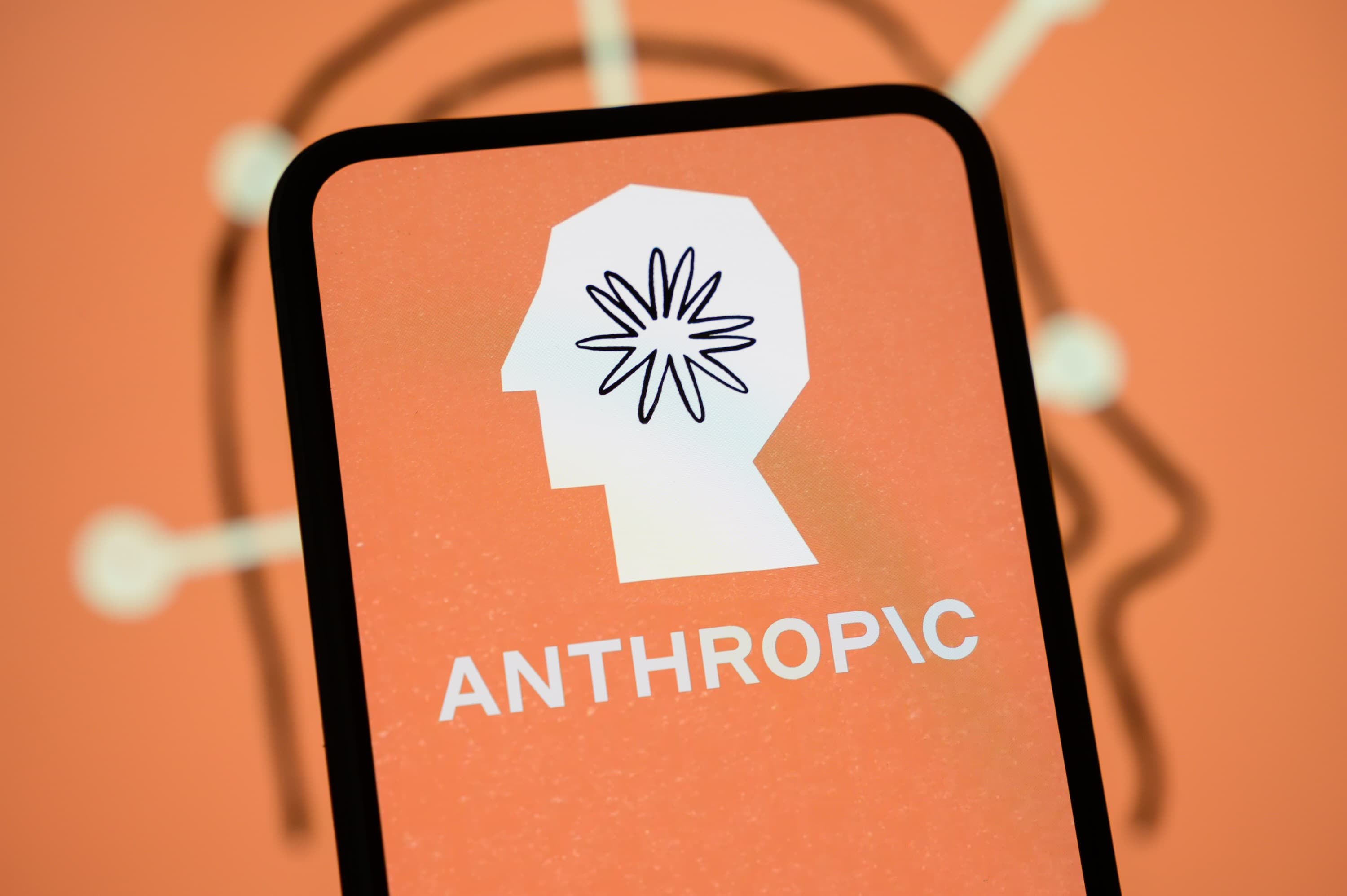 Anthropic-ის ლოგო და ნახშირბადის ემისიების შემცირების კონცეფცია