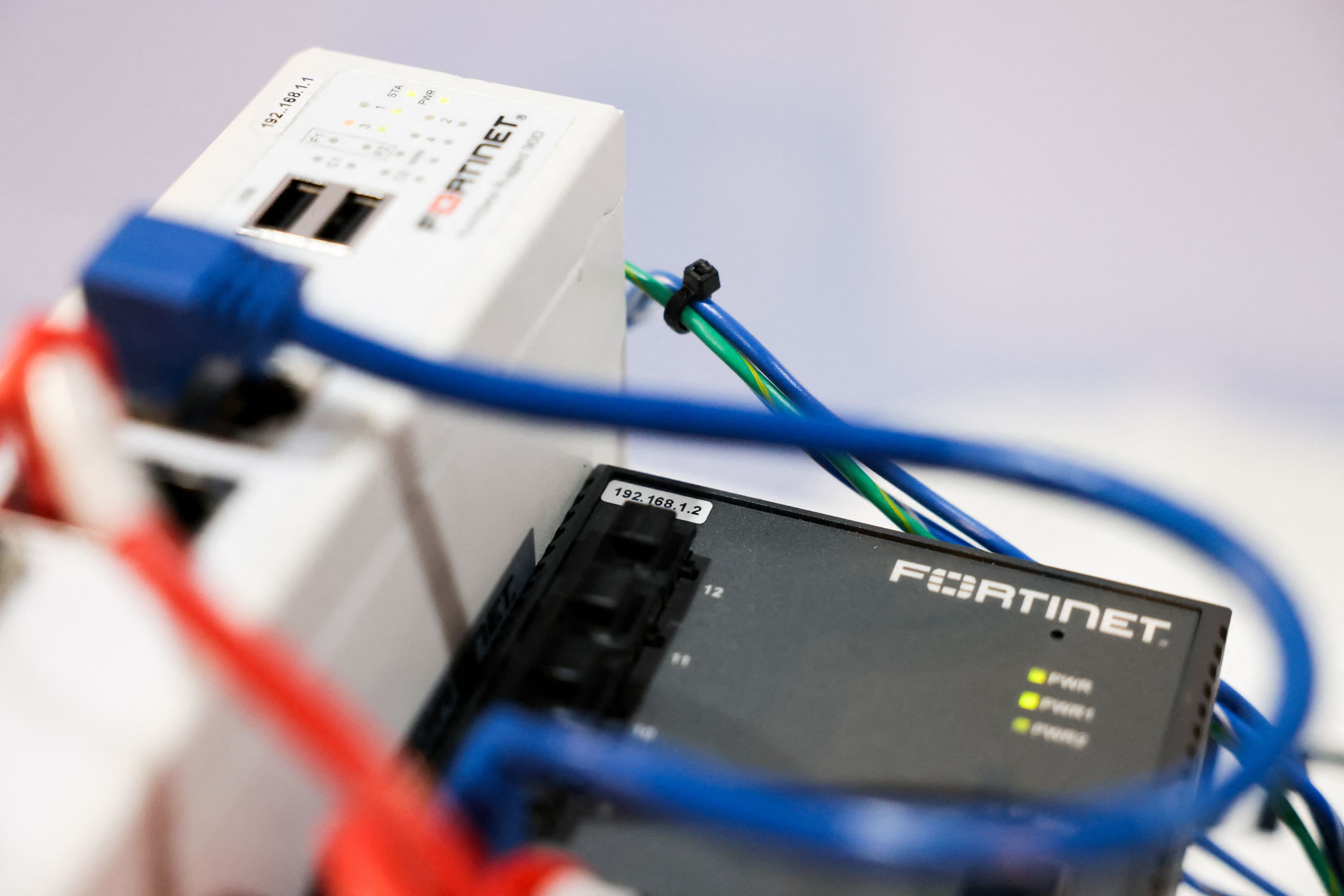Fortinet-ის Firewall-ის მოწყობილობა სერვერულ ოთახში