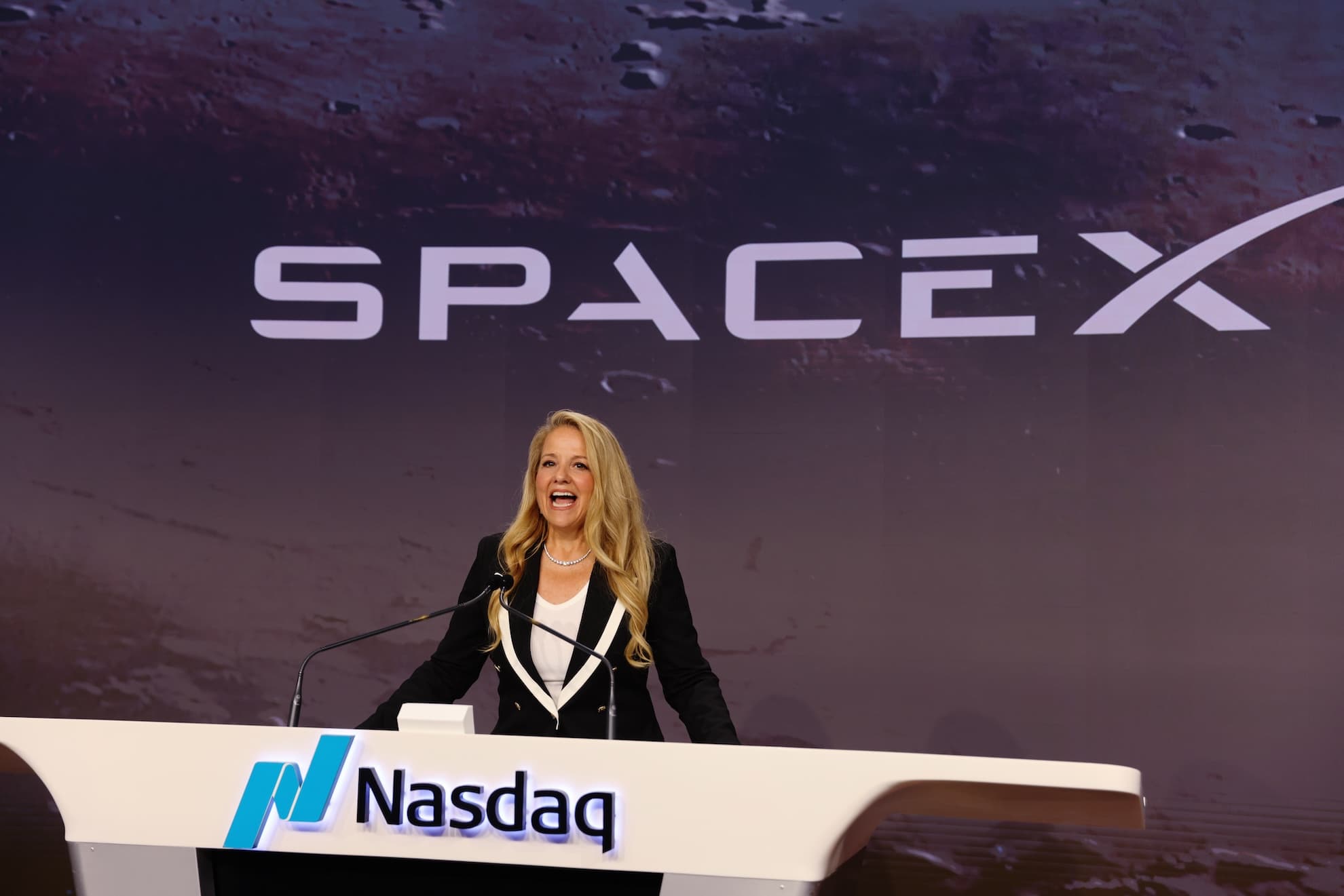 ილონ მასკი და გუინ შოტველი SpaceX-ის ღონისძიებაზე