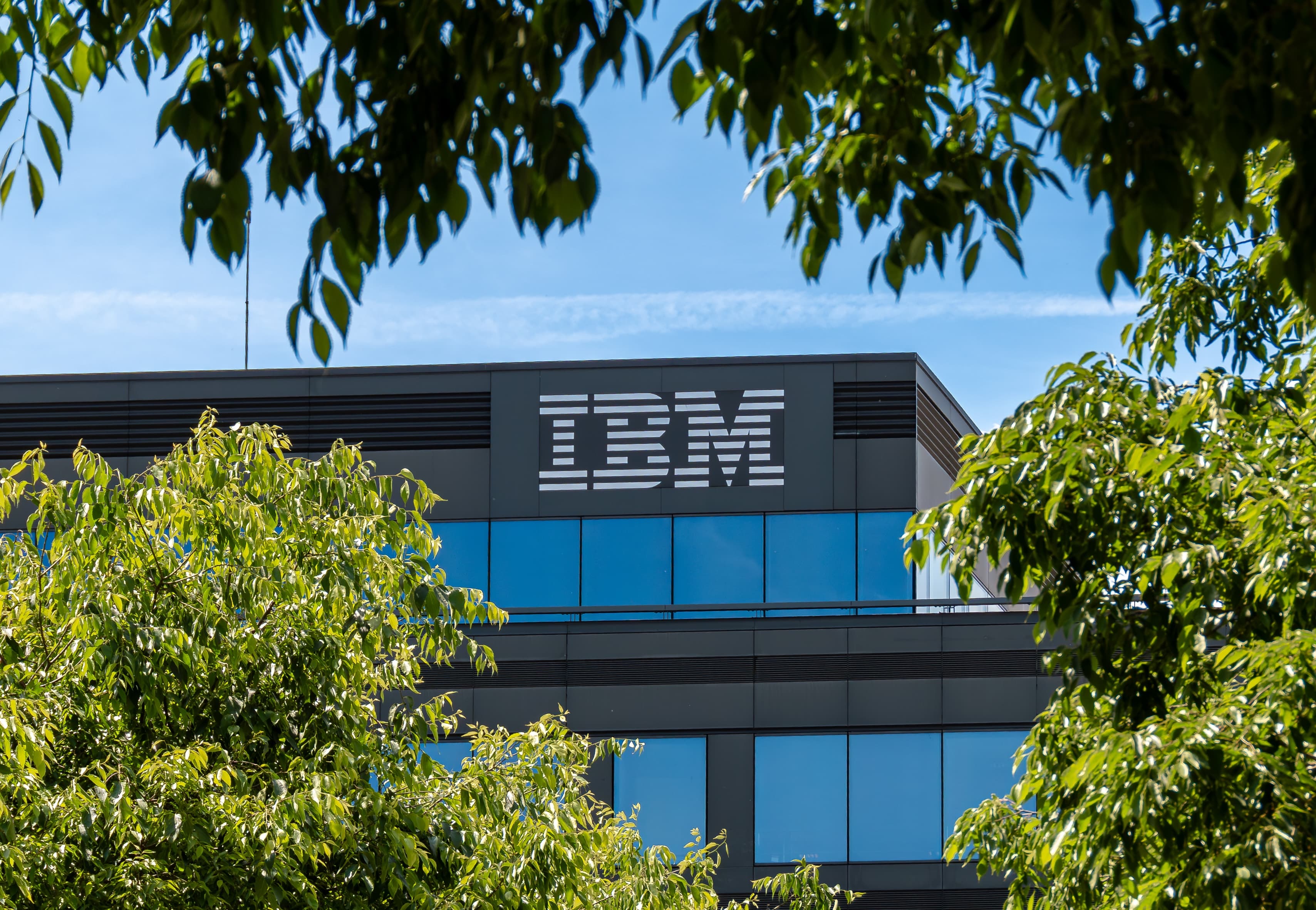 IBM-ის ოფისის შენობა და კიბერუსაფრთხოების სიმბოლოები