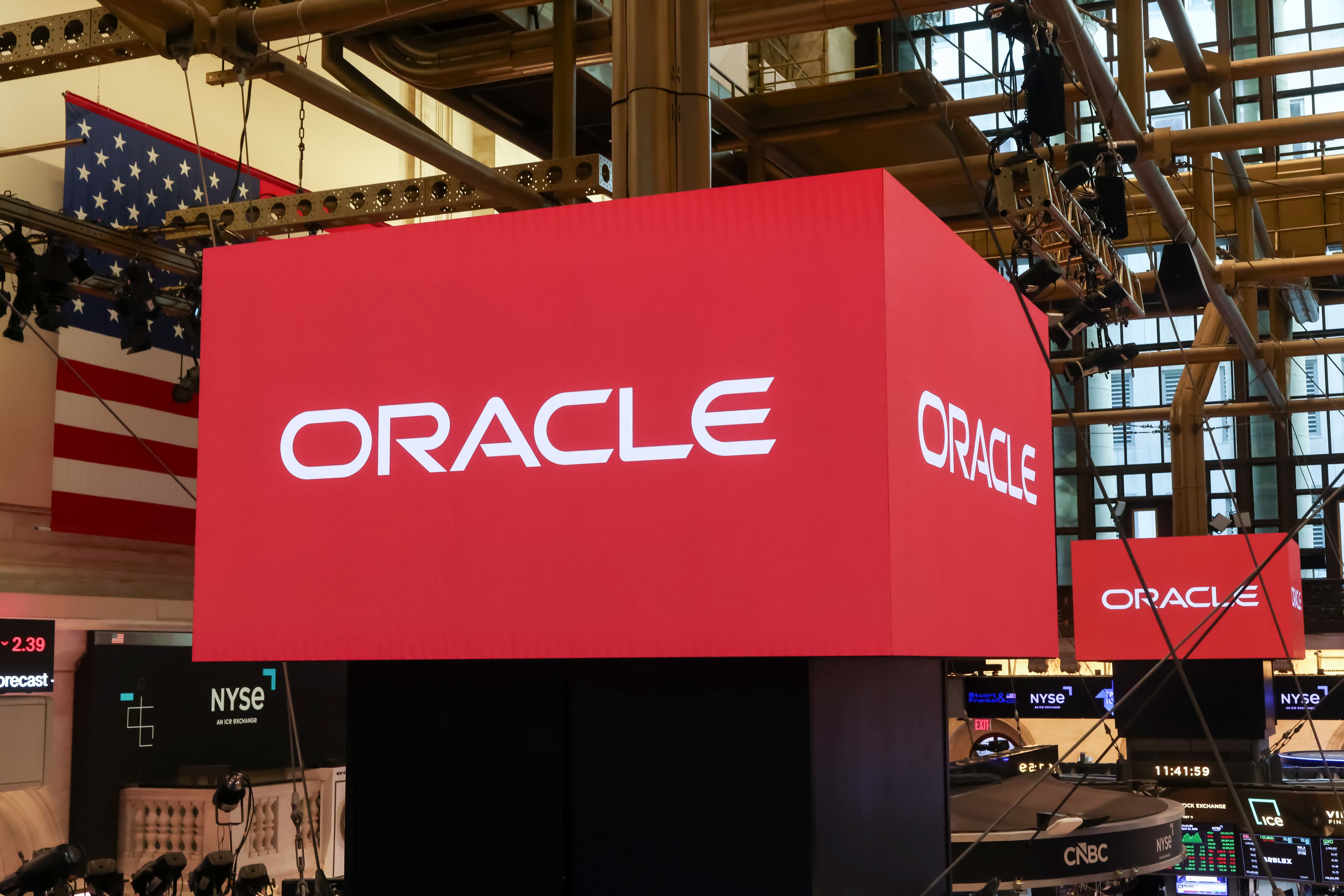Oracle-ის ლოგო და კიბერუსაფრთხოების კონცეფცია