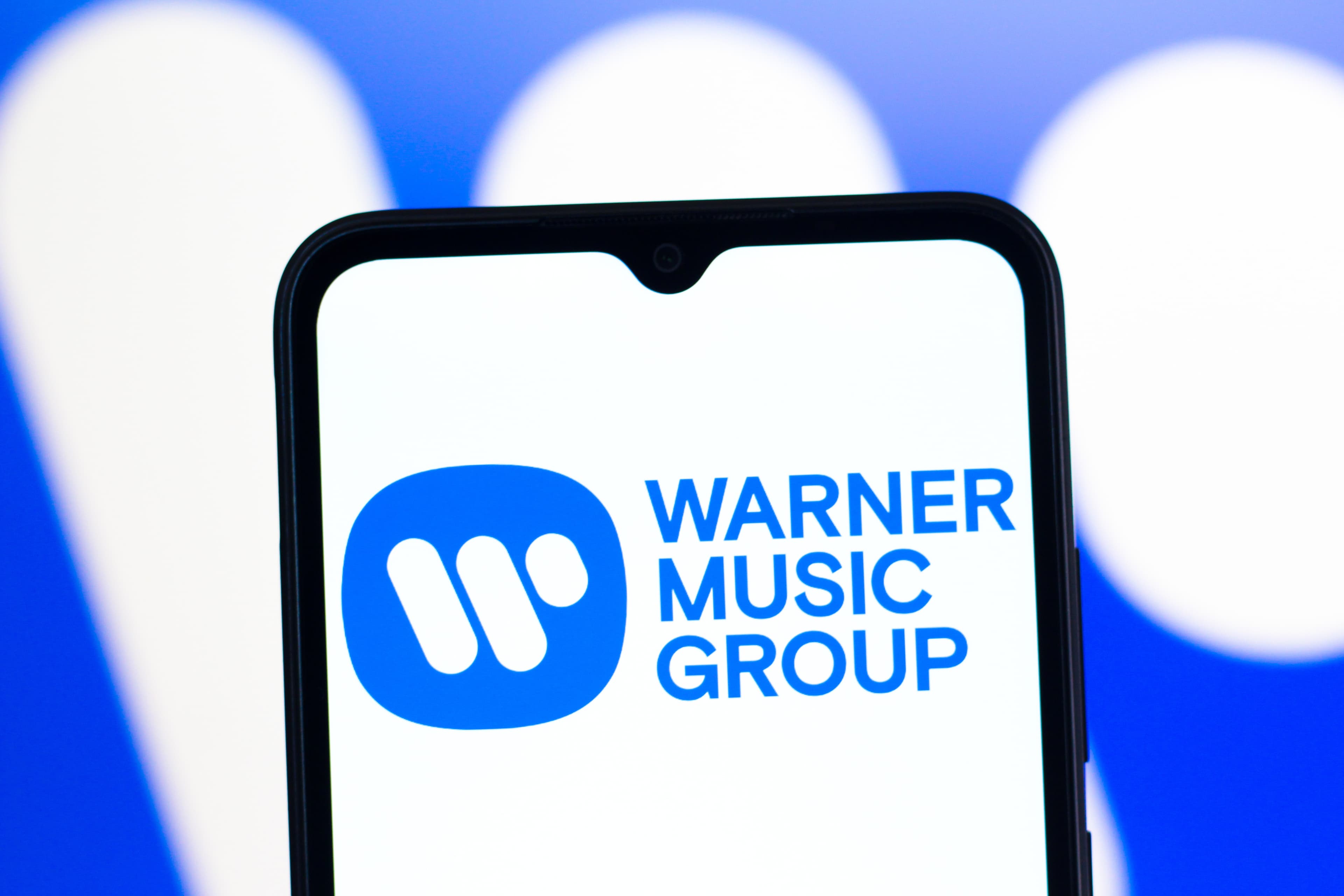 Warner Music-ის ლოგო და ხელოვნური ინტელექტის სიმბოლოები