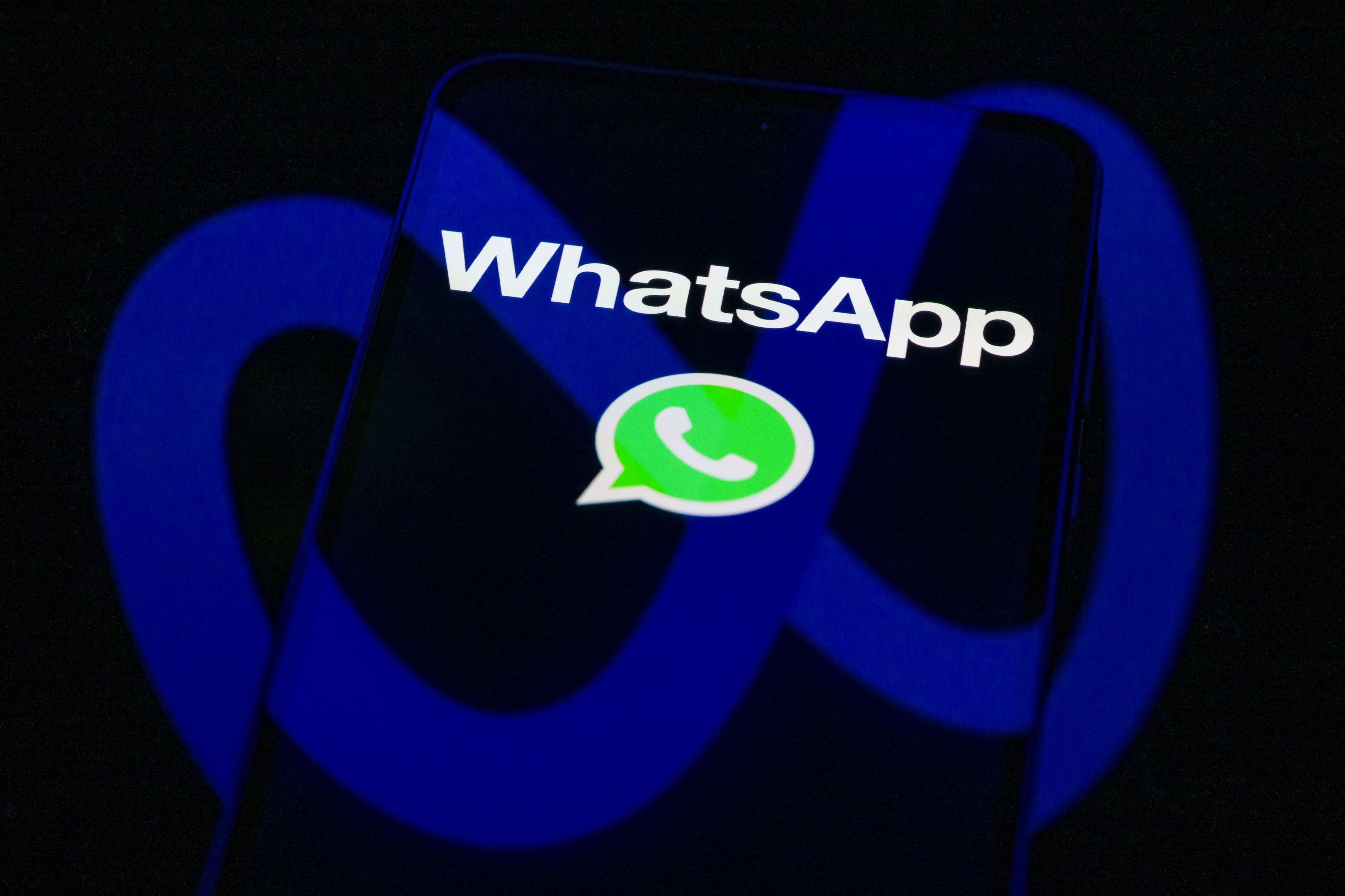 WhatsApp-ის ლოგო სმარტფონის ეკრანზე