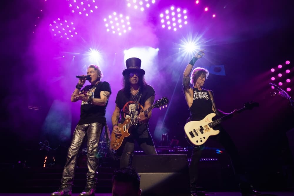 Guns N’ Roses სცენაზე კონცერტის დროს