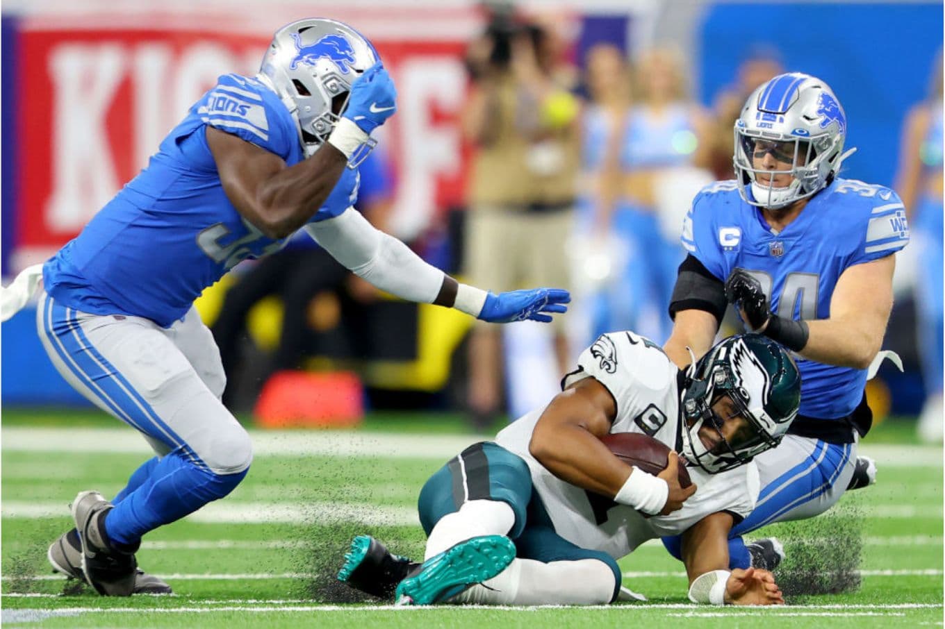 NFL-ის ლოგო და ამერიკული ფეხბურთის ბურთი