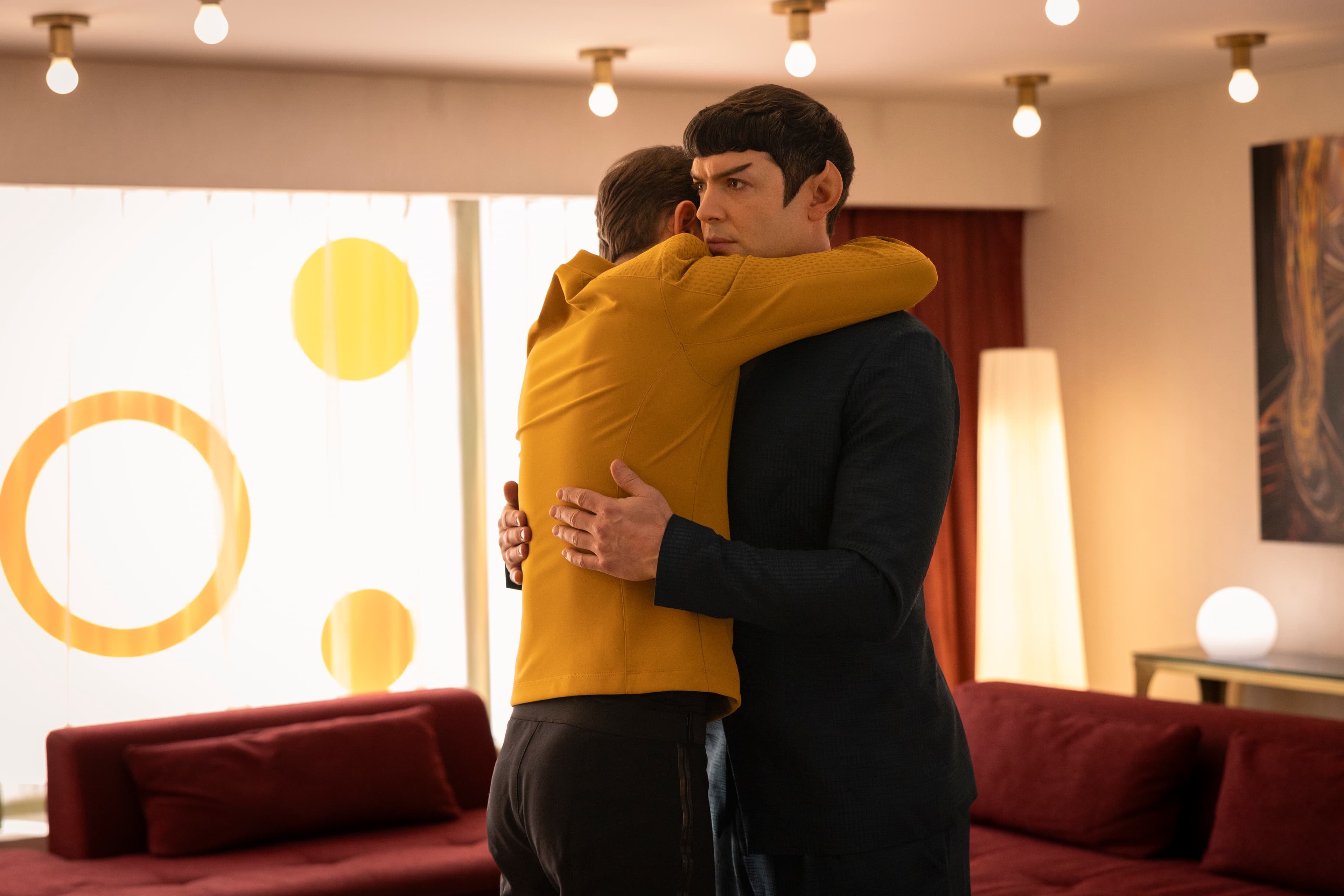 Star Trek: Strange New Worlds-ის სცენა კირკითა და სპოკით