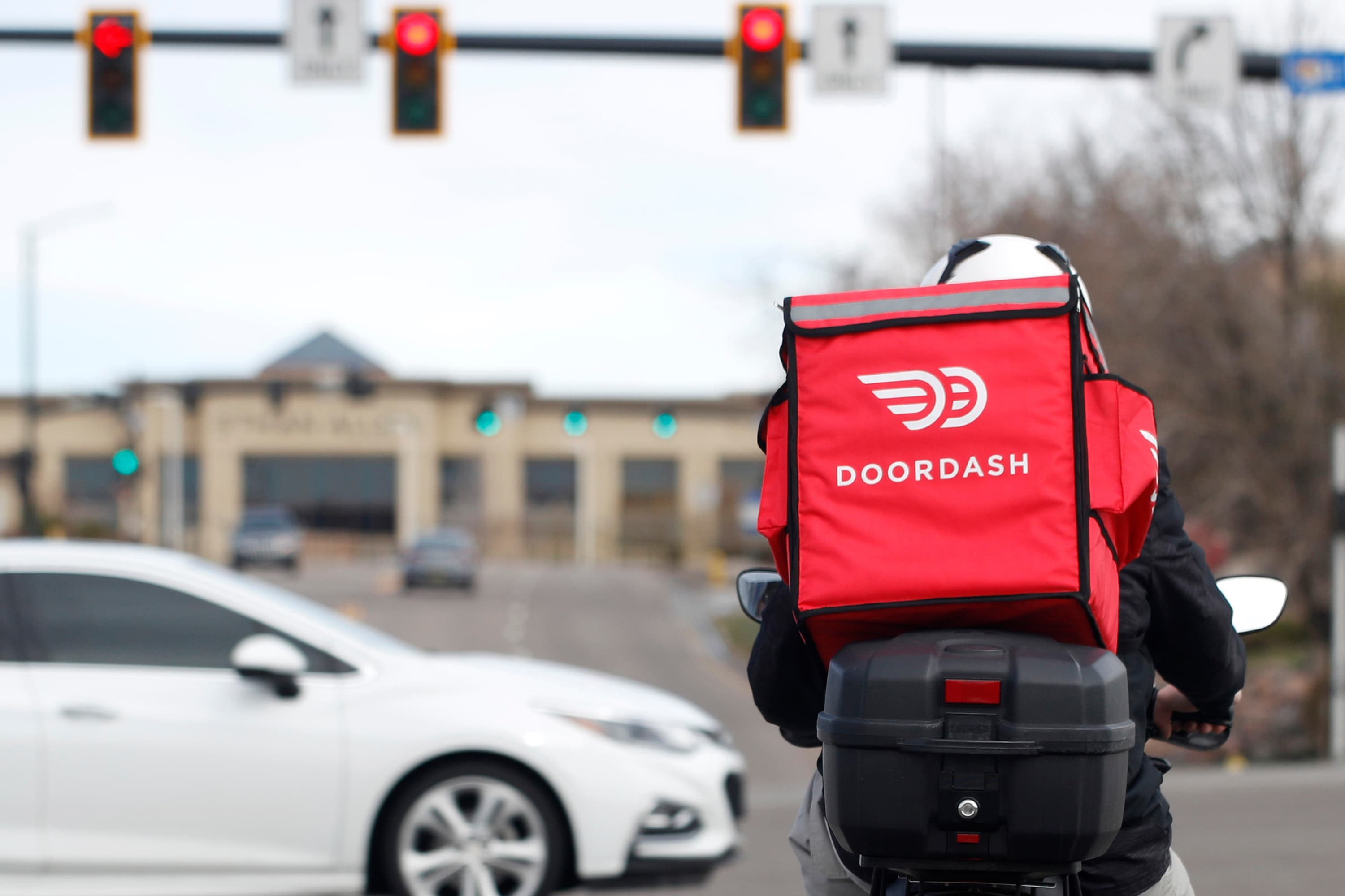 DoorDash-ის კურიერი ღამით მიწოდებას ახორციელებს