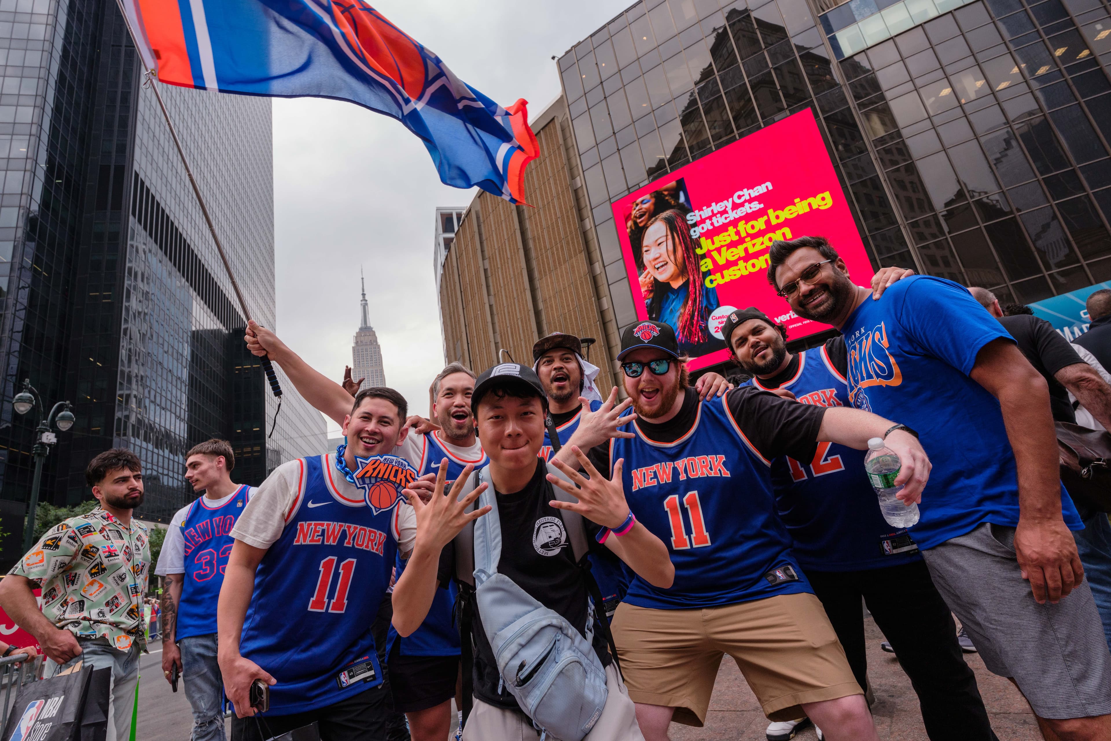 ნიქსის გულშემატკივრები Madison Square Garden-ის წინ