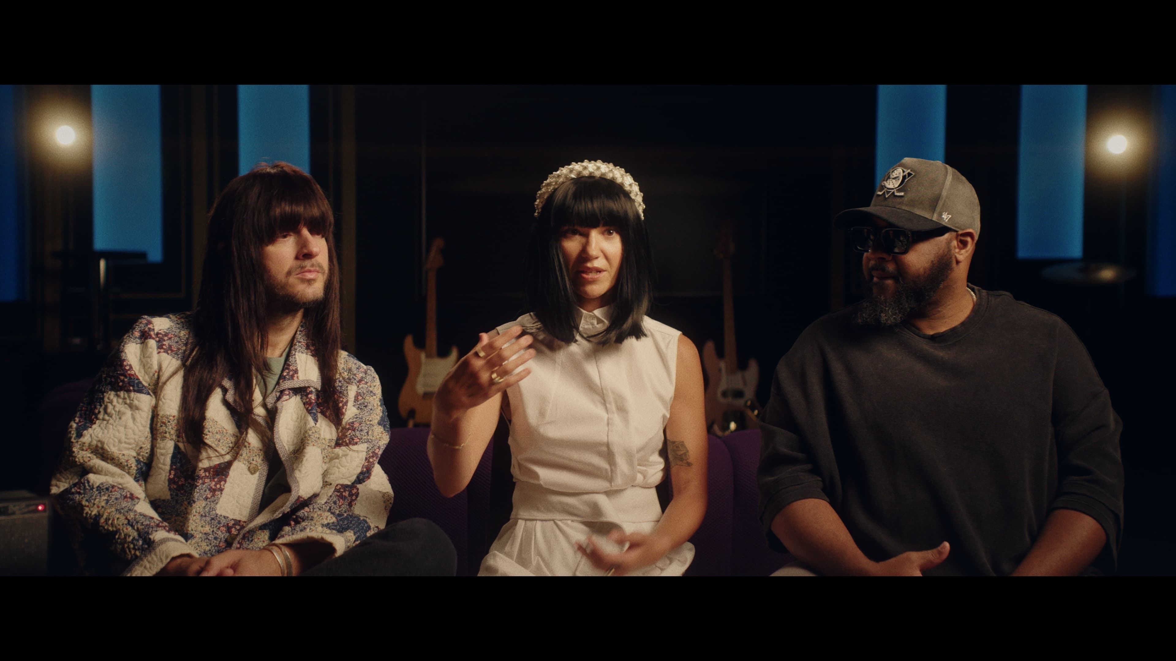 Khruangbin-ის წევრები მუსიკალური პროექტის გადაღებებისას