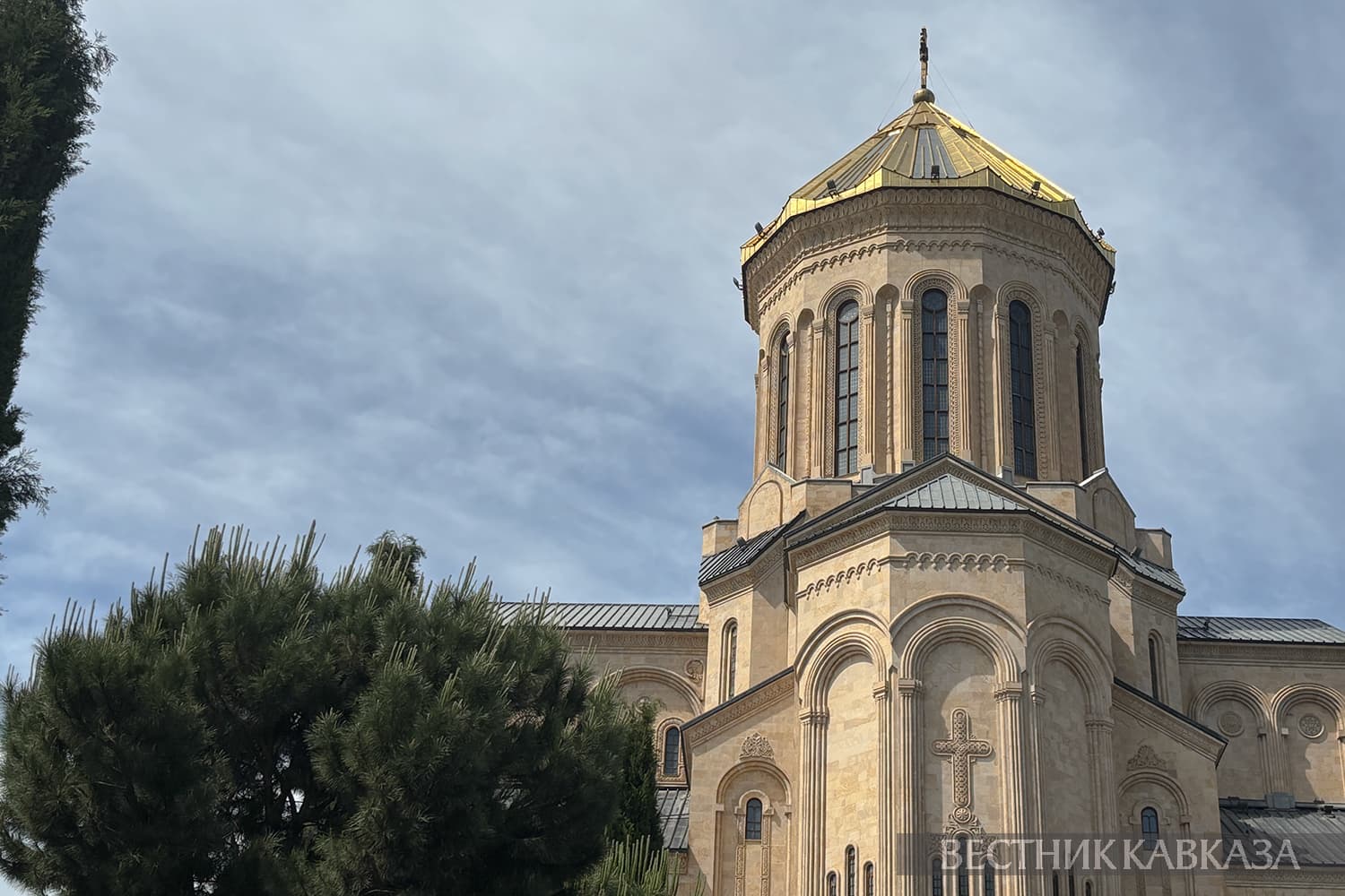 პატრიარქი შიო III მასობრივი ნათლობის ცერემონიის დროს სამების ტაძარში
