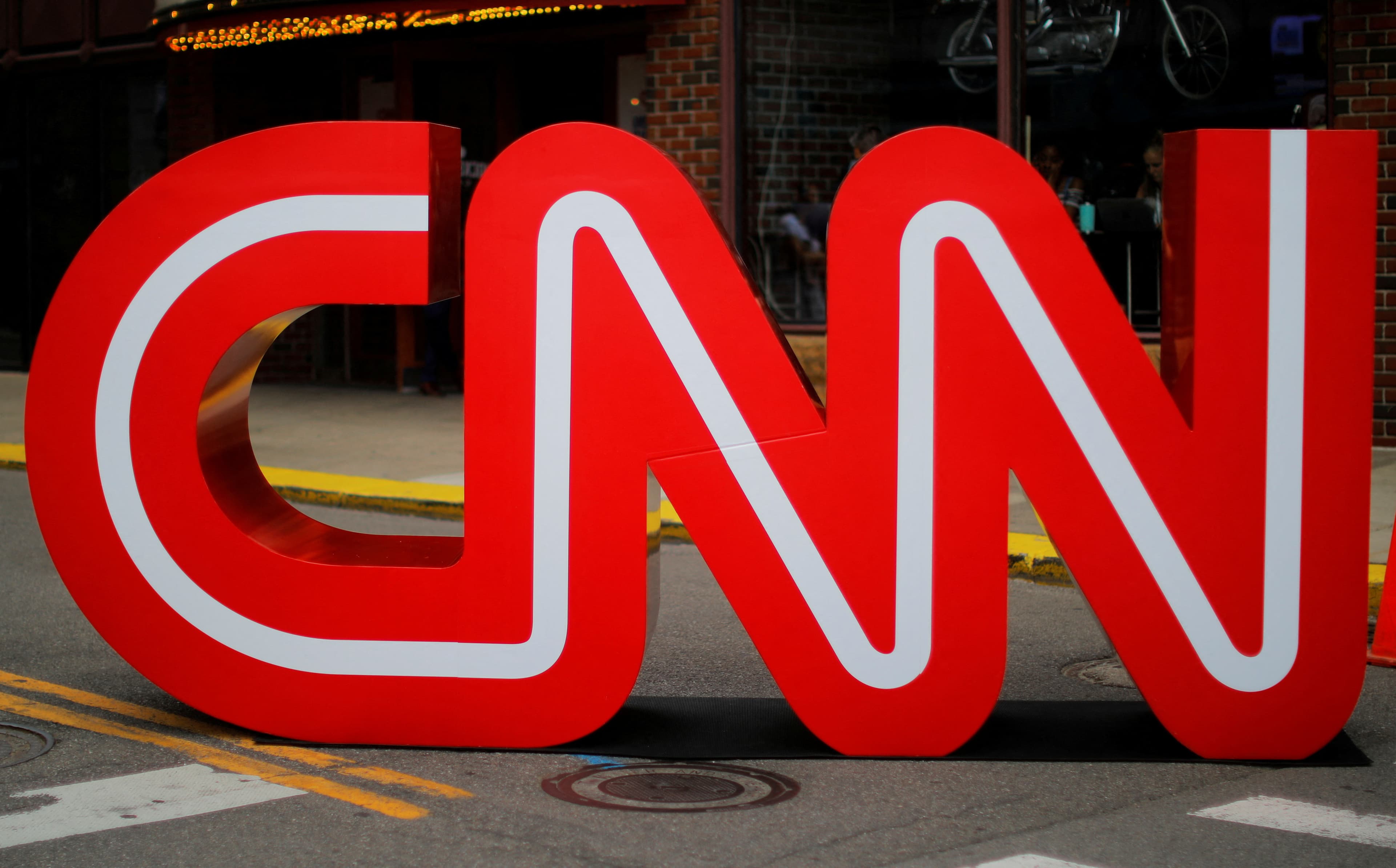 CNN-ის ლოგო და ხელოვნური ინტელექტის ტექნოლოგიის სიმბოლური გამოსახულება