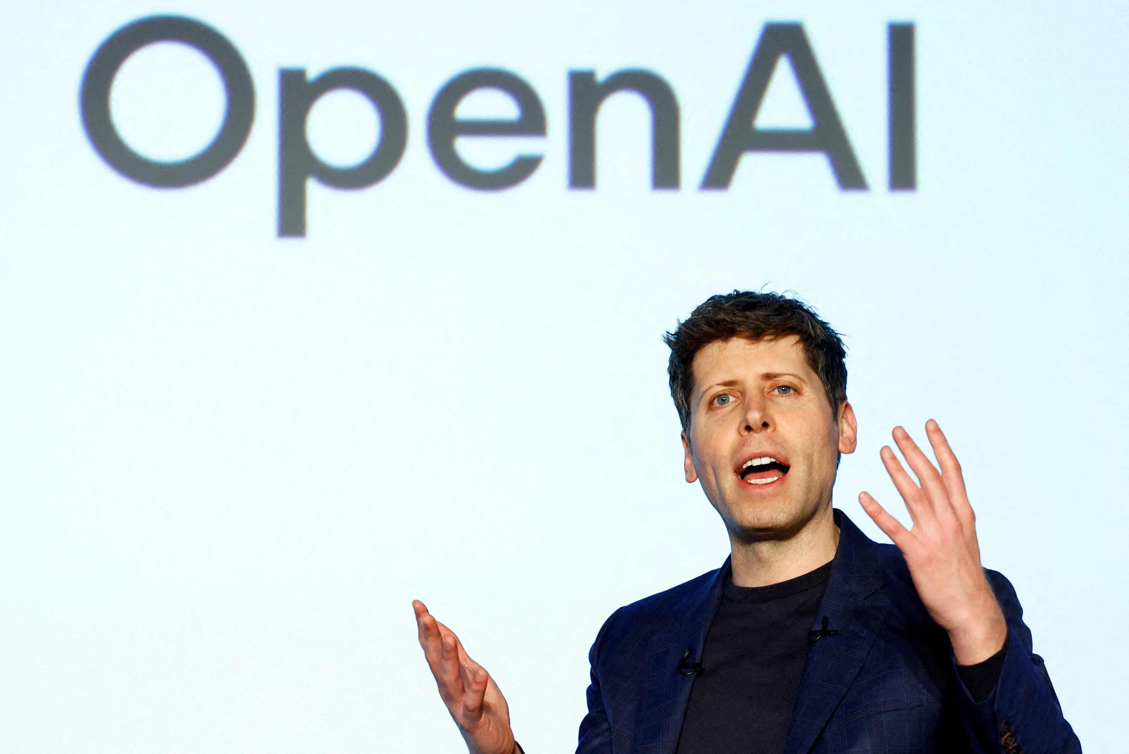 OpenAI-ის ოფისი და ChatGPT-ის ლოგო