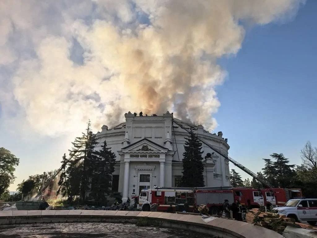 ავტომობილების რიგი ყირიმის ბენზინგასამართ სადგურთან