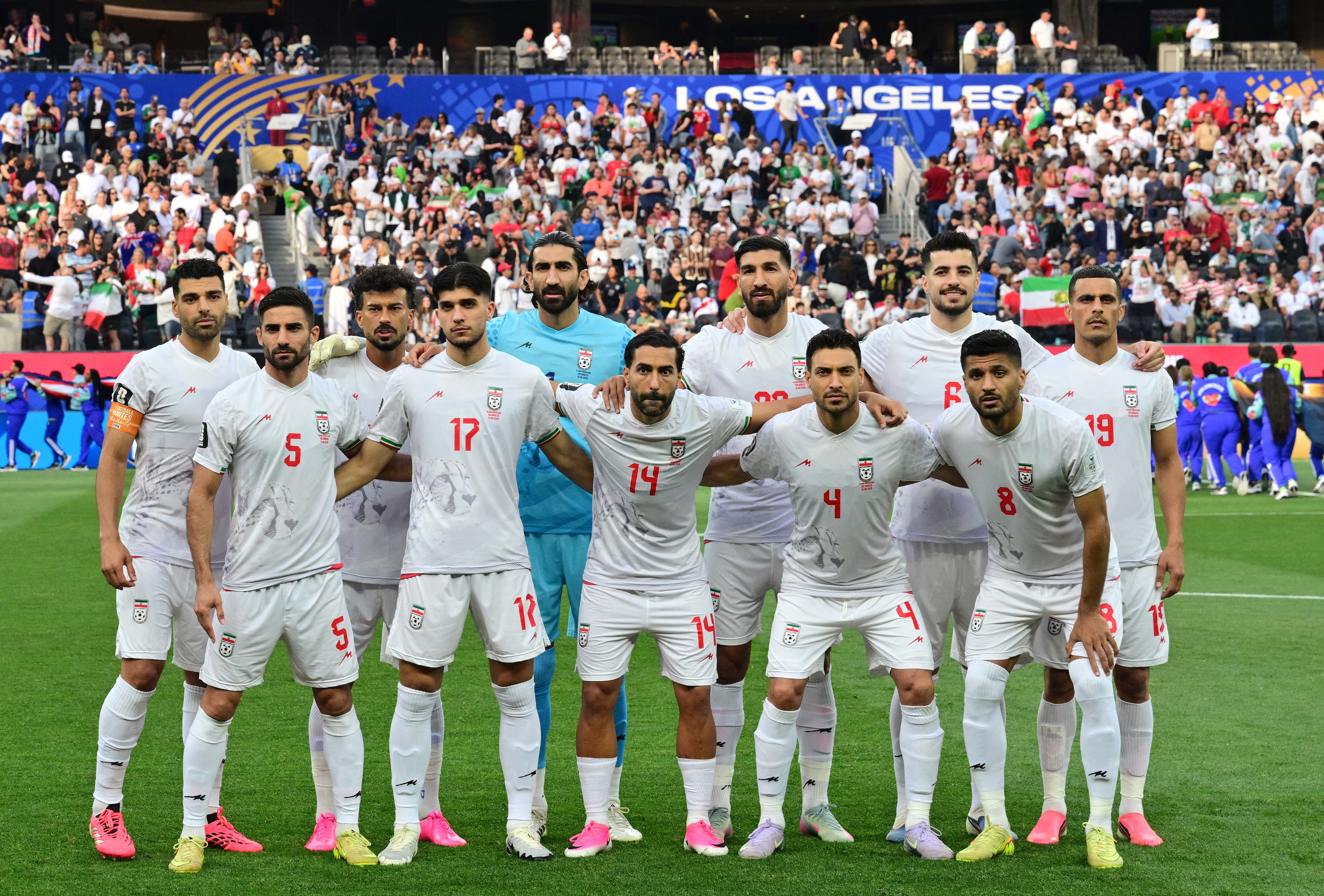 ირანელი გულშემატკივრები სტადიონზე დროშებით