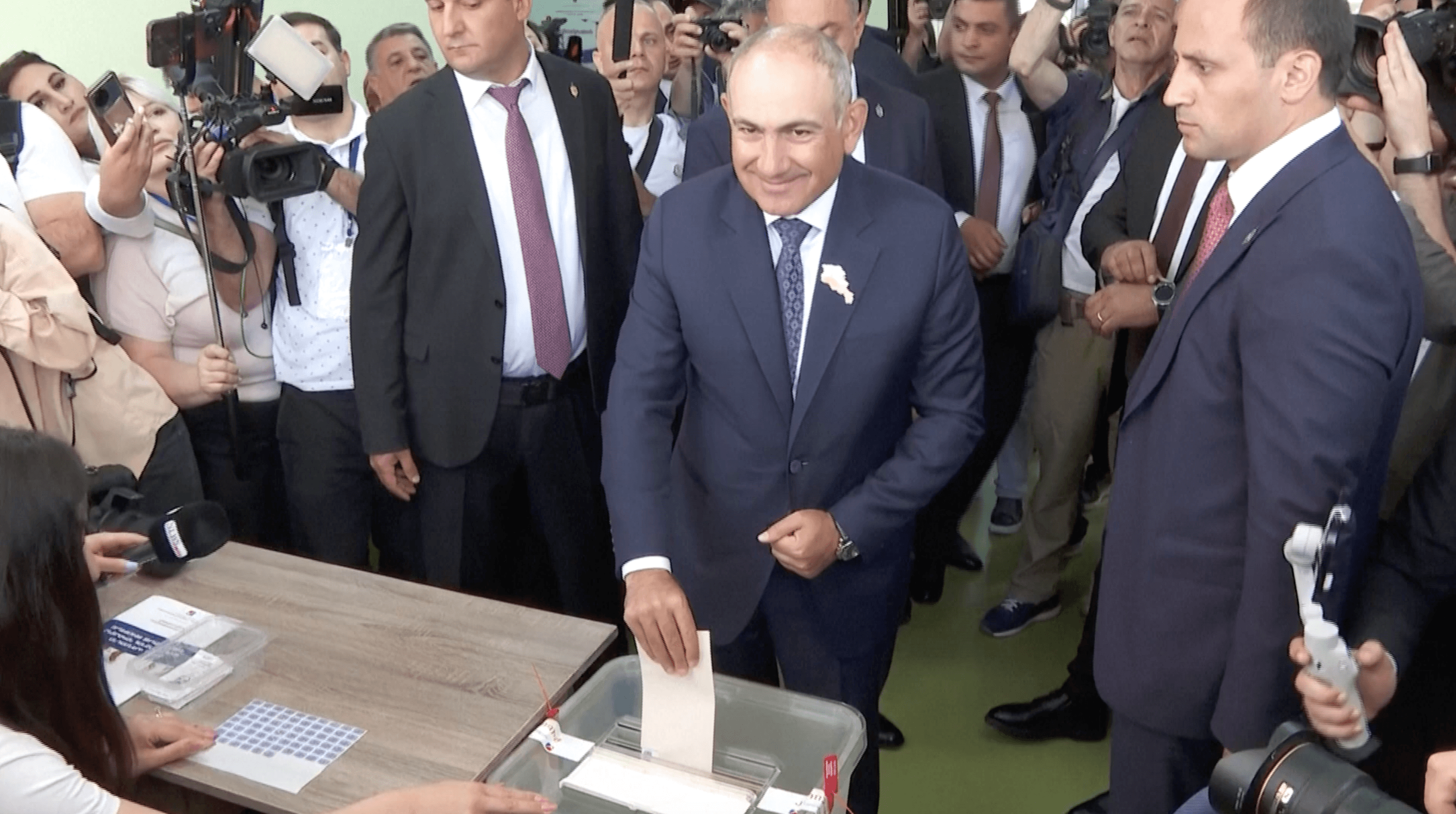 სომხეთის პრემიერ-მინისტრი ნიკოლ ფაშინიანი საარჩევნო კამპანიის დროს