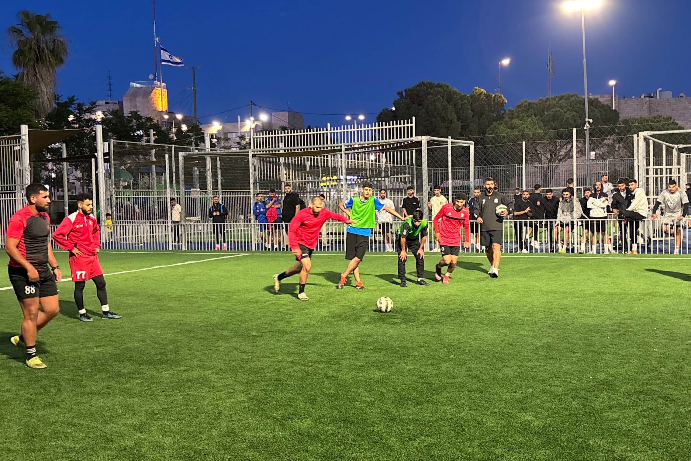 პალესტინელი ახალგაზრდები საფეხბურთო მოედანზე