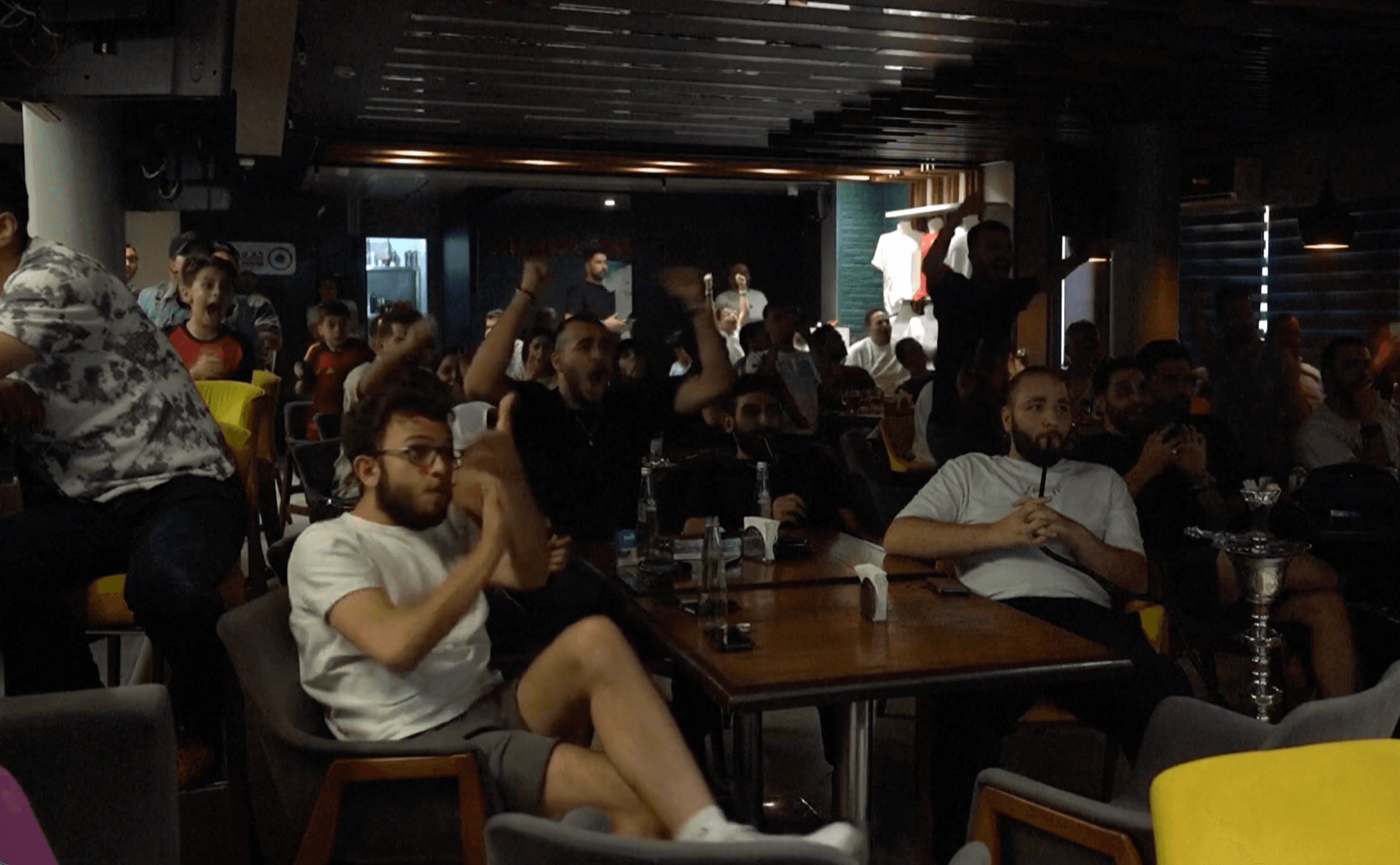 ირანელი გულშემატკივრები სტადიონზე დროშებით