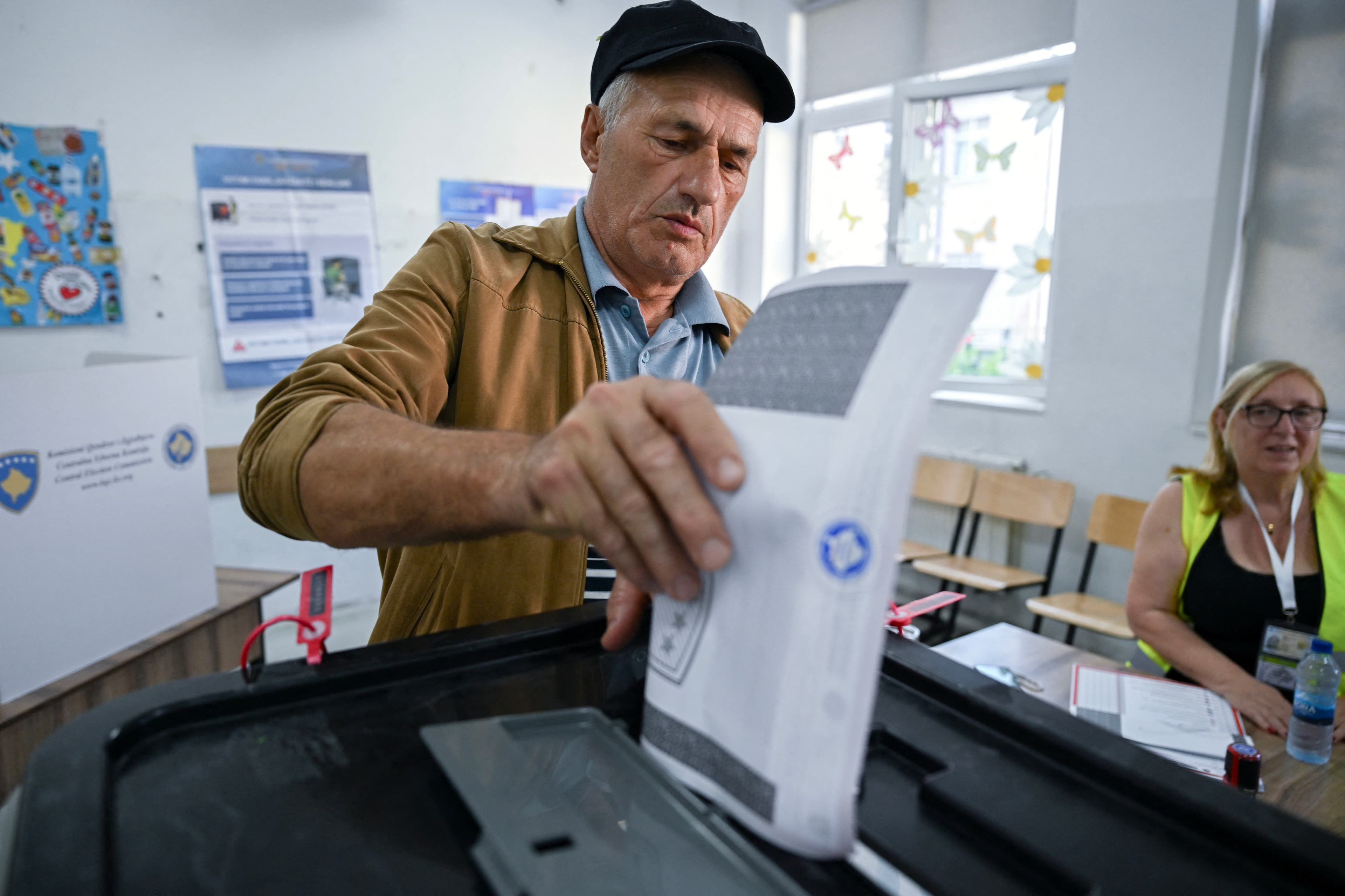 კოსოვოს მოქალაქეები საარჩევნო უბანთან