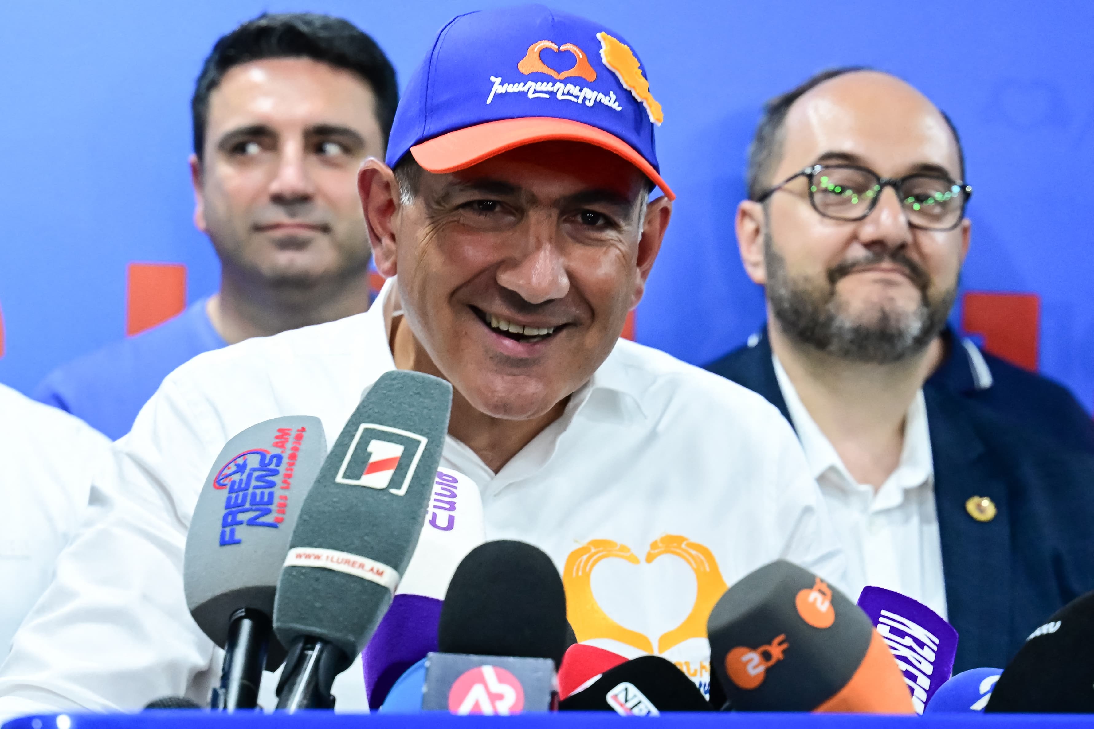 ნიკოლ ფაშინიანი მხარდამჭერებთან ერთად