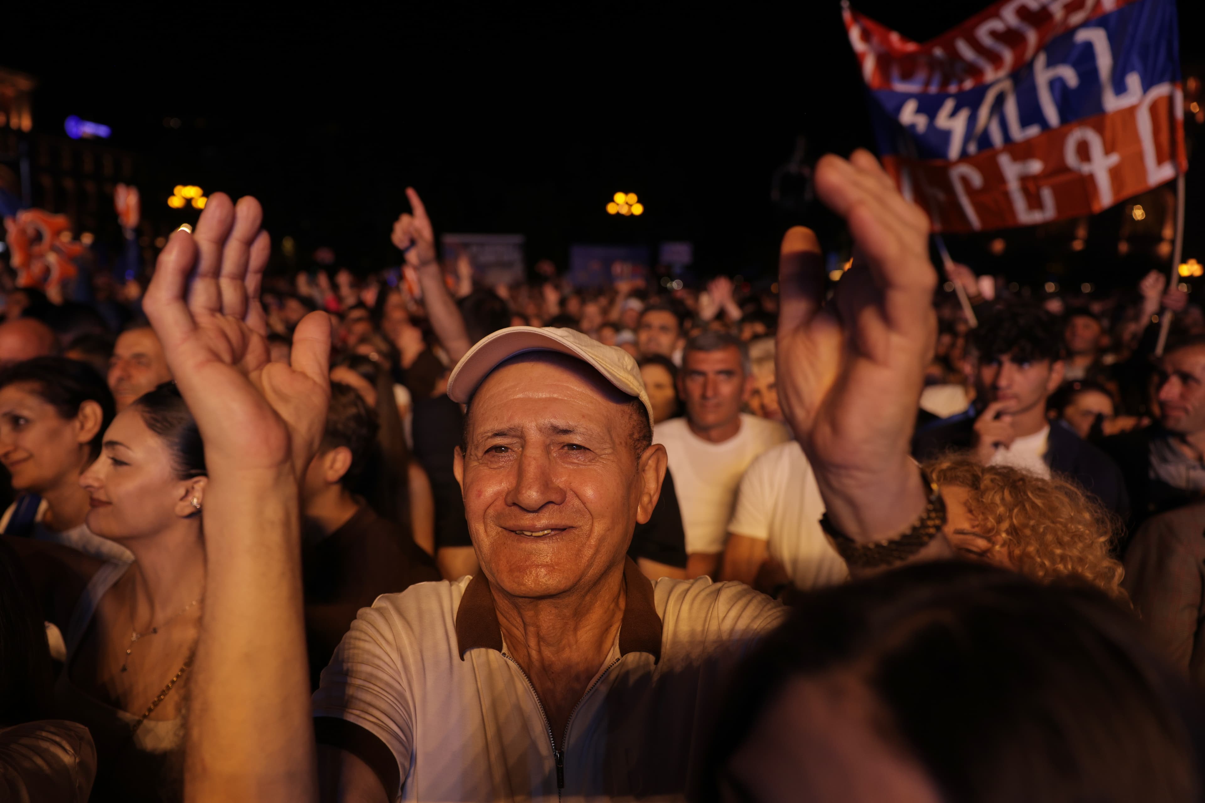 ნიკოლ ფაშინიანი მხარდამჭერებთან ერთად საარჩევნო კამპანიის დროს