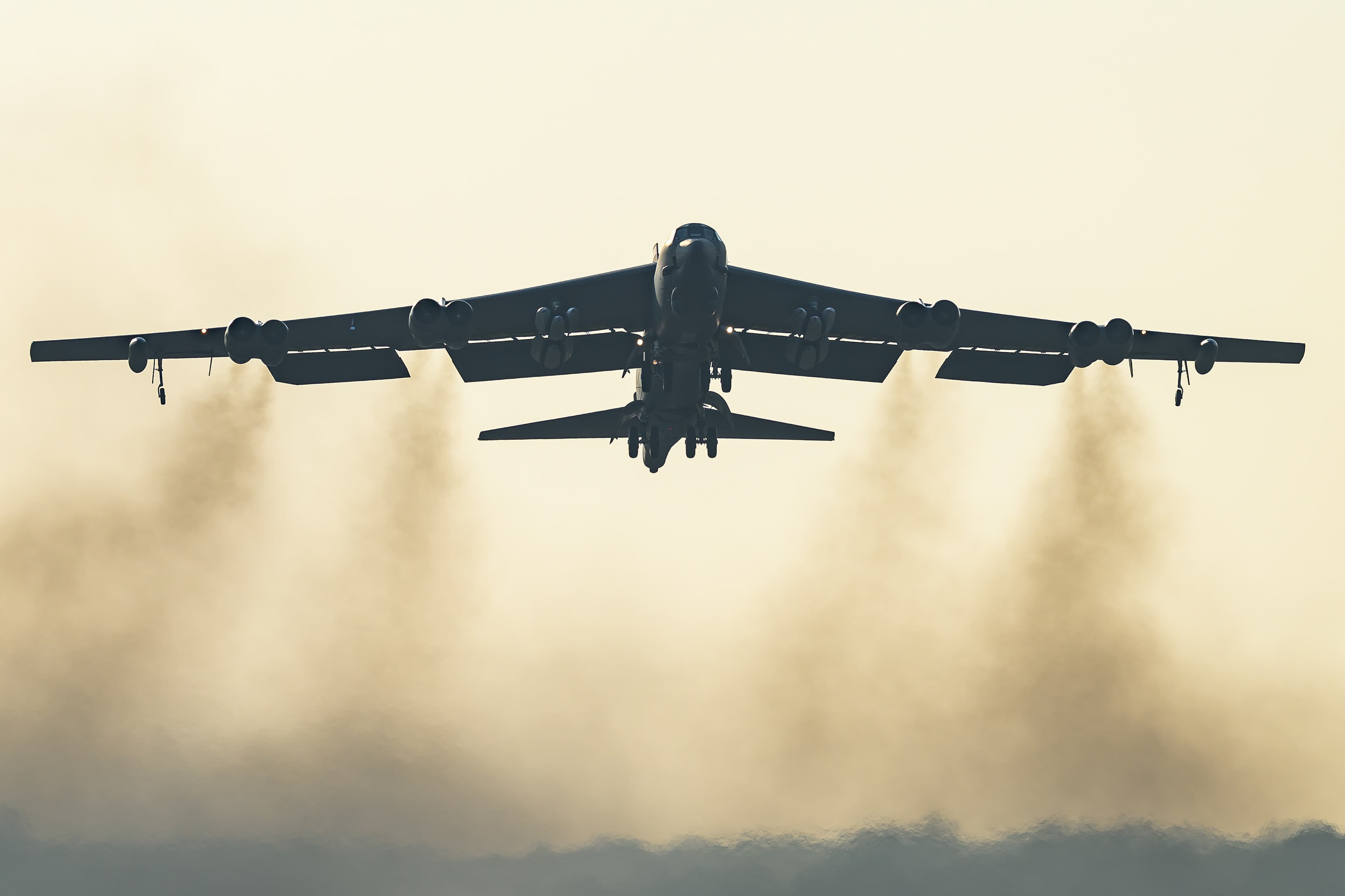 ამერიკული B-52 სტრატეგიული ბომბდამშენი აფრენისას