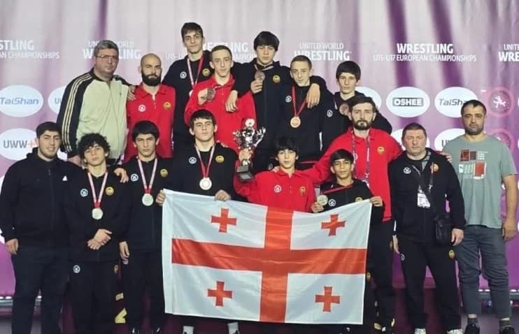 საქართველოს მოჭიდავეთა ნაკრების წევრები მედლებით