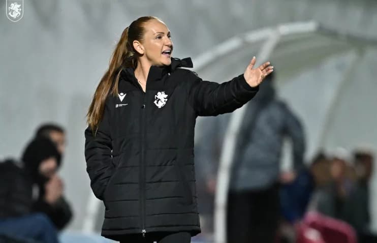 საქართველოს ქალთა ნაკრების ფეხბურთელები მოედანზე