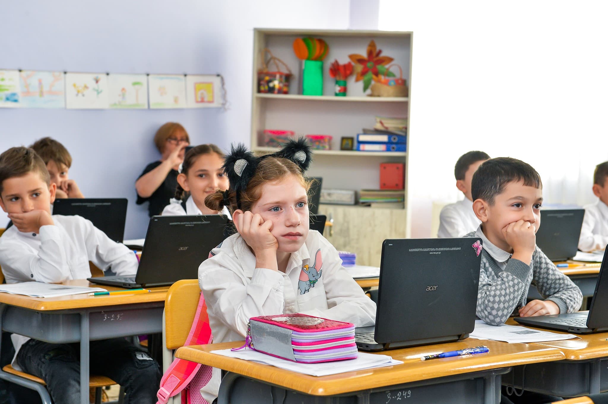 მოსწავლეები სკოლაში ტელეფონების გამოყენების გარეშე