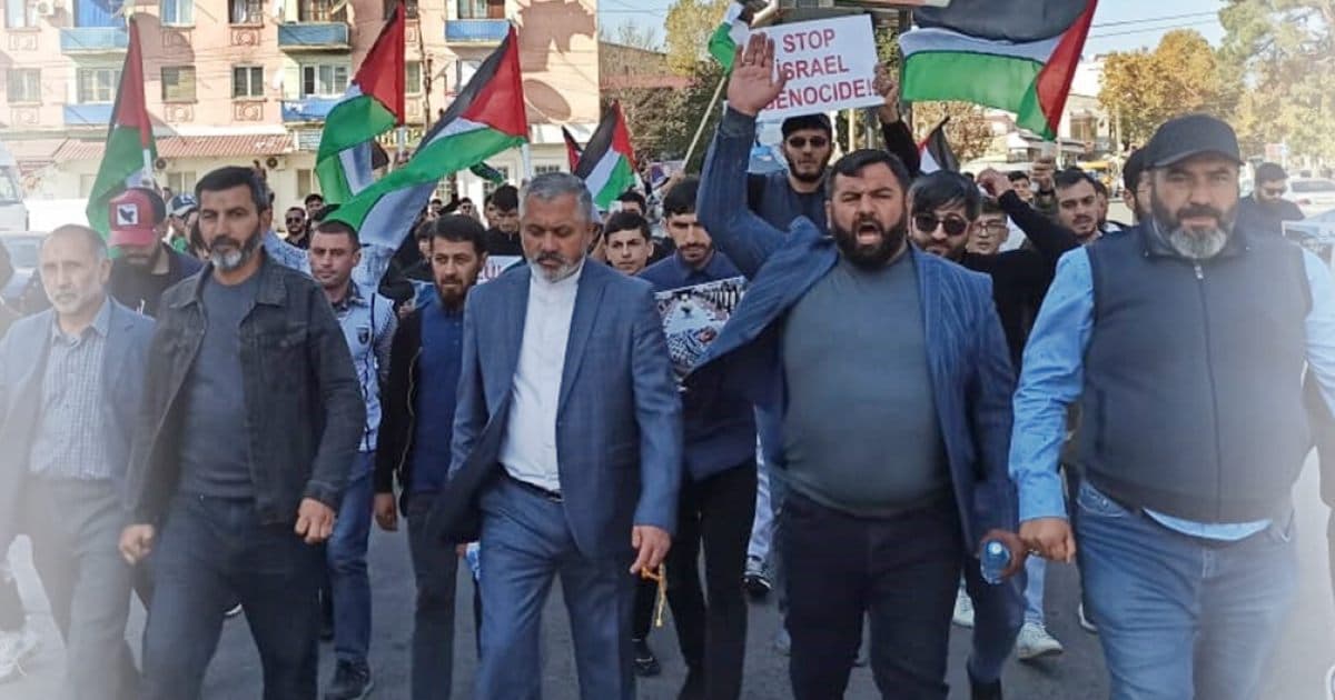 თბილისის ხედი და საერთაშორისო პოლიტიკური კონტექსტის ამსახველი გრაფიკა